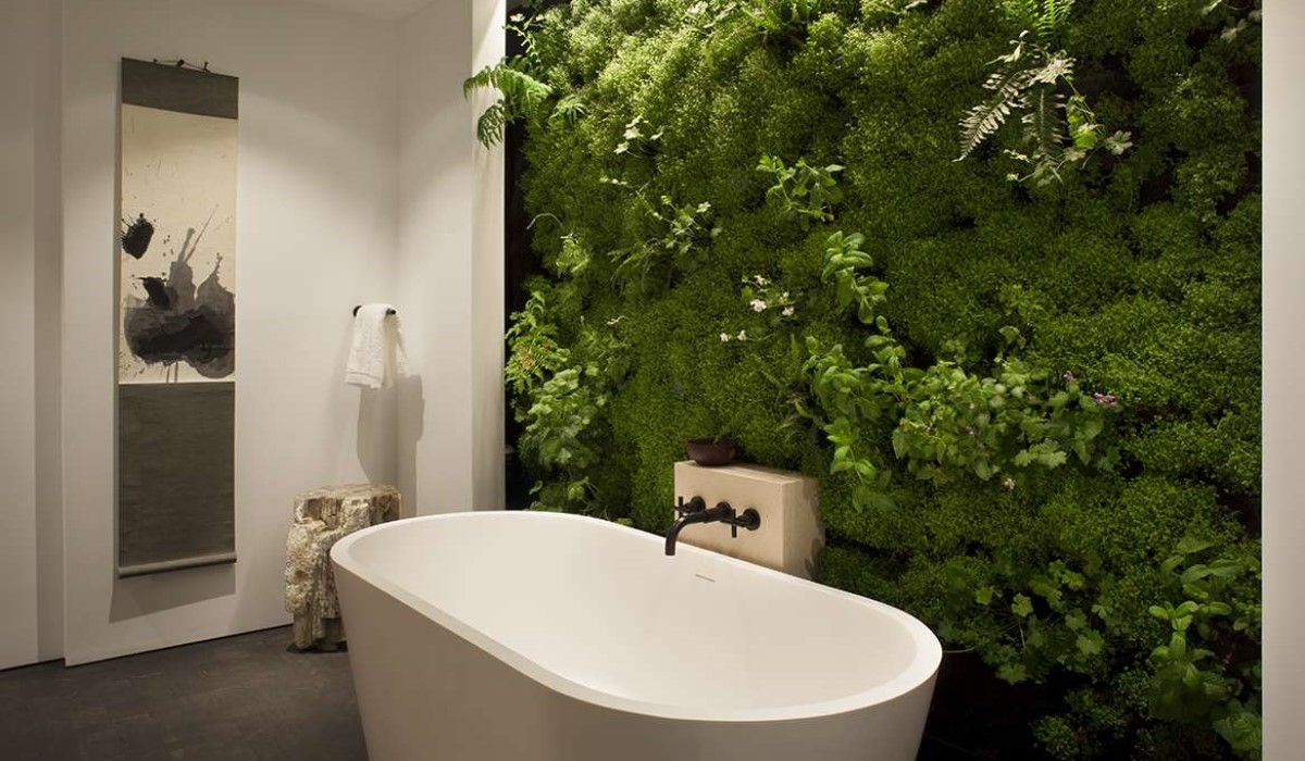 ściana z zielonych roślin w łazience