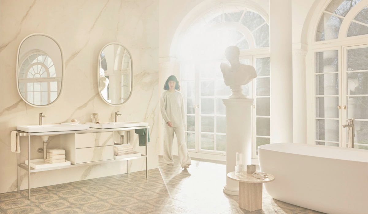 Elegancka łazienka w kolorze roku Pantone 2026 Cloud Dancer z wanną wolnostojącą