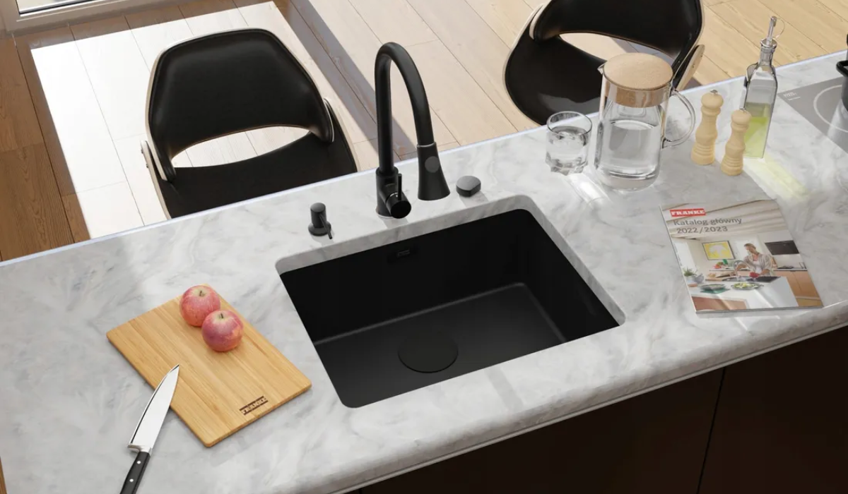 Czarny zlewozmywak podblatowy Franke Fragranit w jasnym blacie imitującym marmur