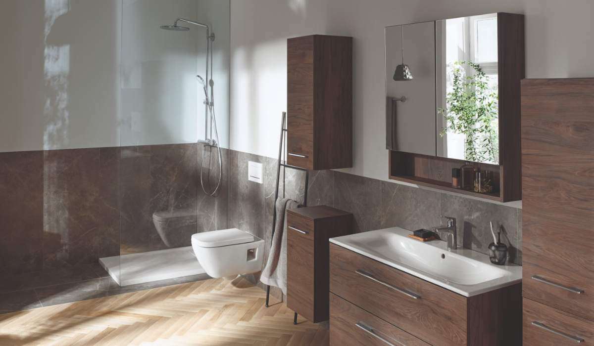 Nowoczesna łazienka z serii Geberit Selnova – podwieszana miska WC, kabina walk-in i meble łazienkowe w kolorze drewna z umywalką ceramiczną