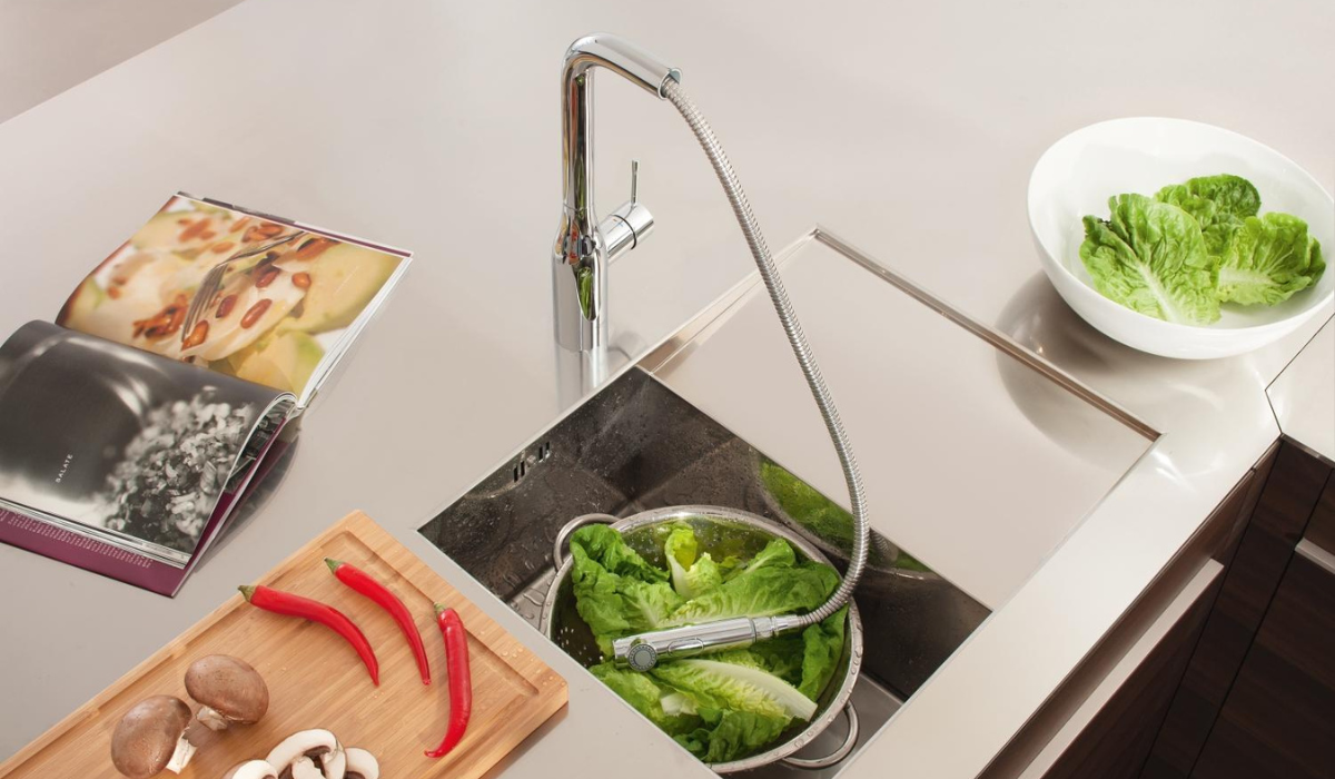 Alt: Bateria kuchenna Grohe chrom z elastycznym wyciąganym prysznicem
