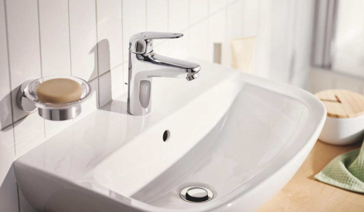 Grohe Euroeco – jednouchwytowa bateria do umywalki z chromowaną powłoką, zamontowana przy ceramicznej umywalce