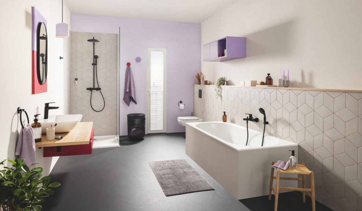  Czarny zestaw prysznicowy Grohe Vitalio w nowoczesnej, kolorowej łazience z wanną