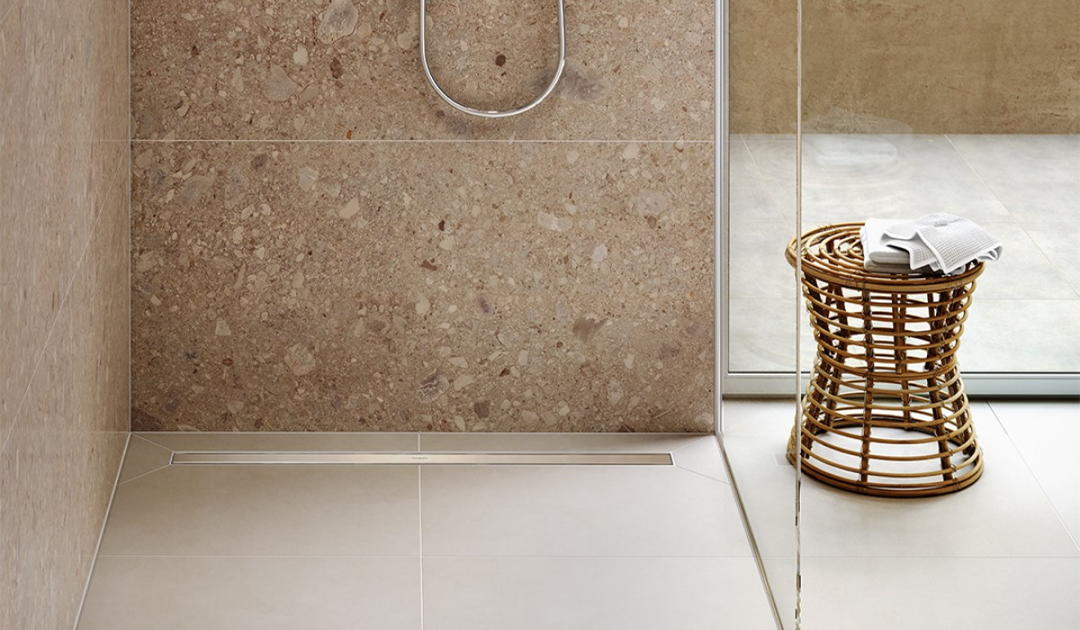 Odpływ liniowy Hansgrohe RainDrain w nowoczesnej kabinie prysznicowej