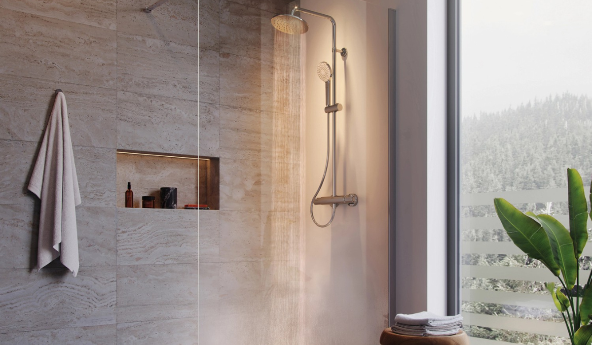 Zestaw prysznicowy Ideal Standard Ceratherm w nowoczesnej łazience z prysznicem walk-in