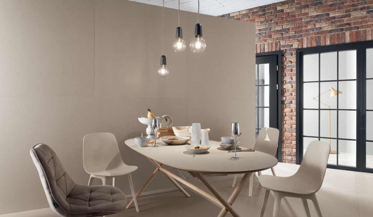 Jadalnia w stylu industrialnym z płytkami Tubądzin Industrio Beige na podłodze