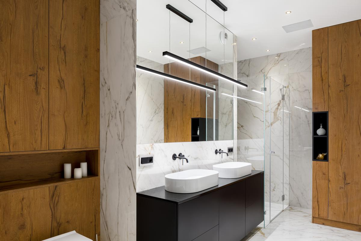 nowoczesna łazienka marmurowe płytki drwniana zabudowa wisząca lampa