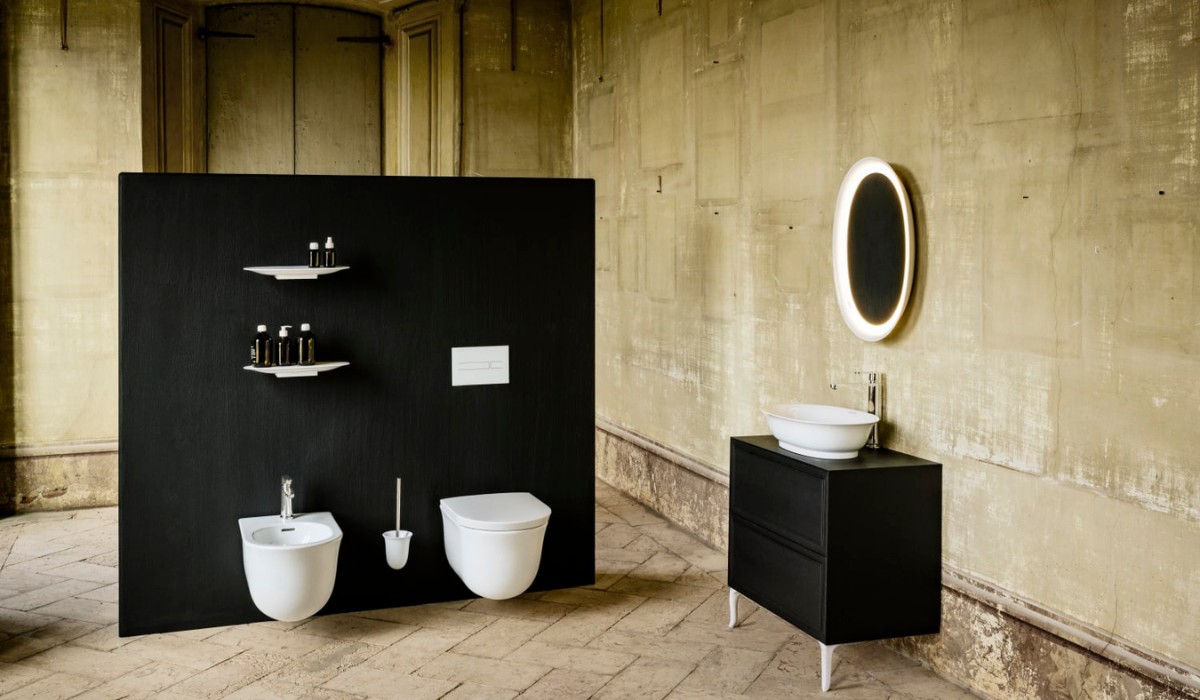 Kolekcja Laufen The New Classic – nowoczesna łazienka z elementami ceramiki sanitarnej na tle klasycznej architektury