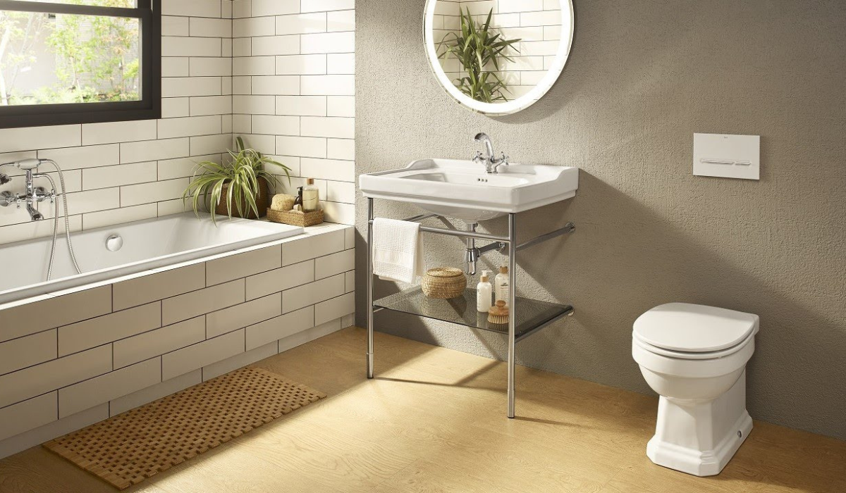 Stylowa aranżacja łazienki z ceramiką Roca Carmen – umywalka na chromowanej konsoli, miska WC w stylu retro i wanna zabudowana białymi płytkami