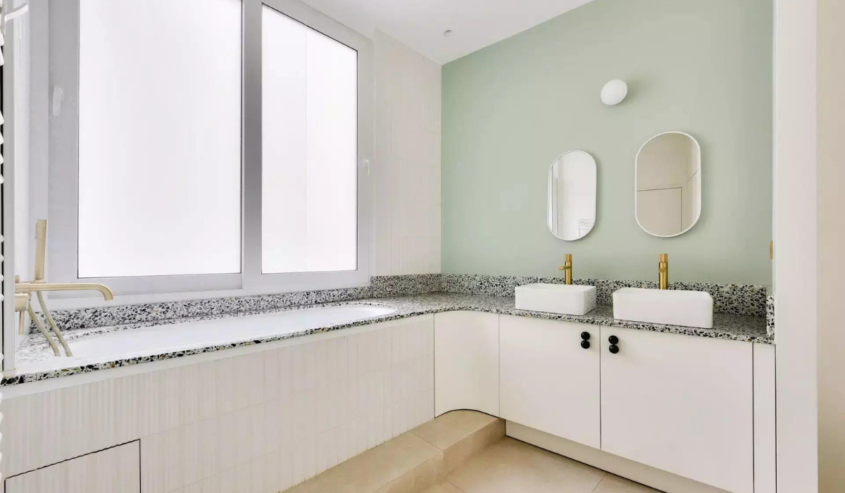 Nowoczesna jasna łazienka z podwójną umywalką i złotymi bateriami Minimalistyczna jasna łazienka z podwójną umywalką i złotą baterią