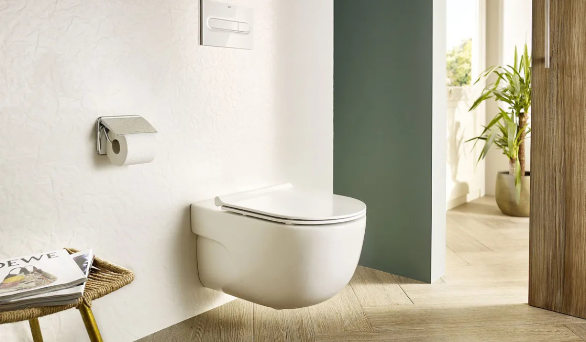  Wisząca miska WC Roca Meridian N zamontowana w nowoczesnej łazience