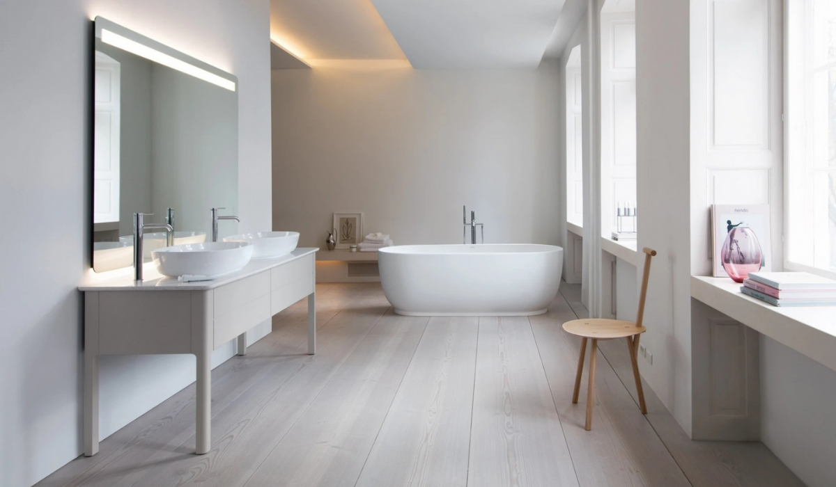 Minimalistyczna łazienka w kolorze roku Pantone 2026 Cloud Dancer