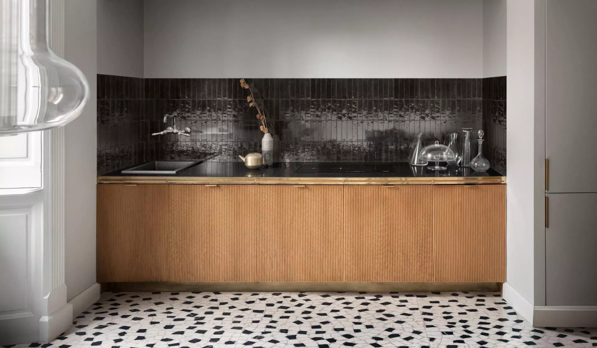  Czarne płytki ścienne Marazzi Lume w kuchni z drewnianą zabudową i jasną podłogą