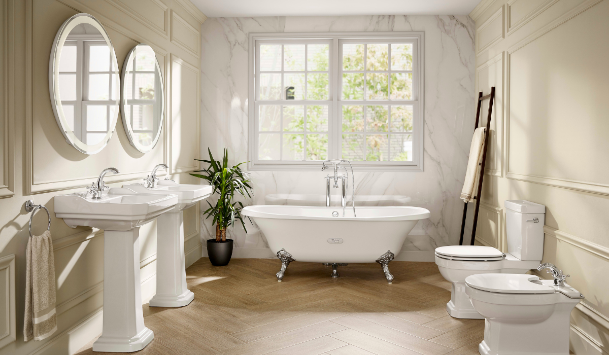 Elegancka łazienka w stylu retro z ceramiką sanitarną Roca Carmen i wanną wolnostojącą
