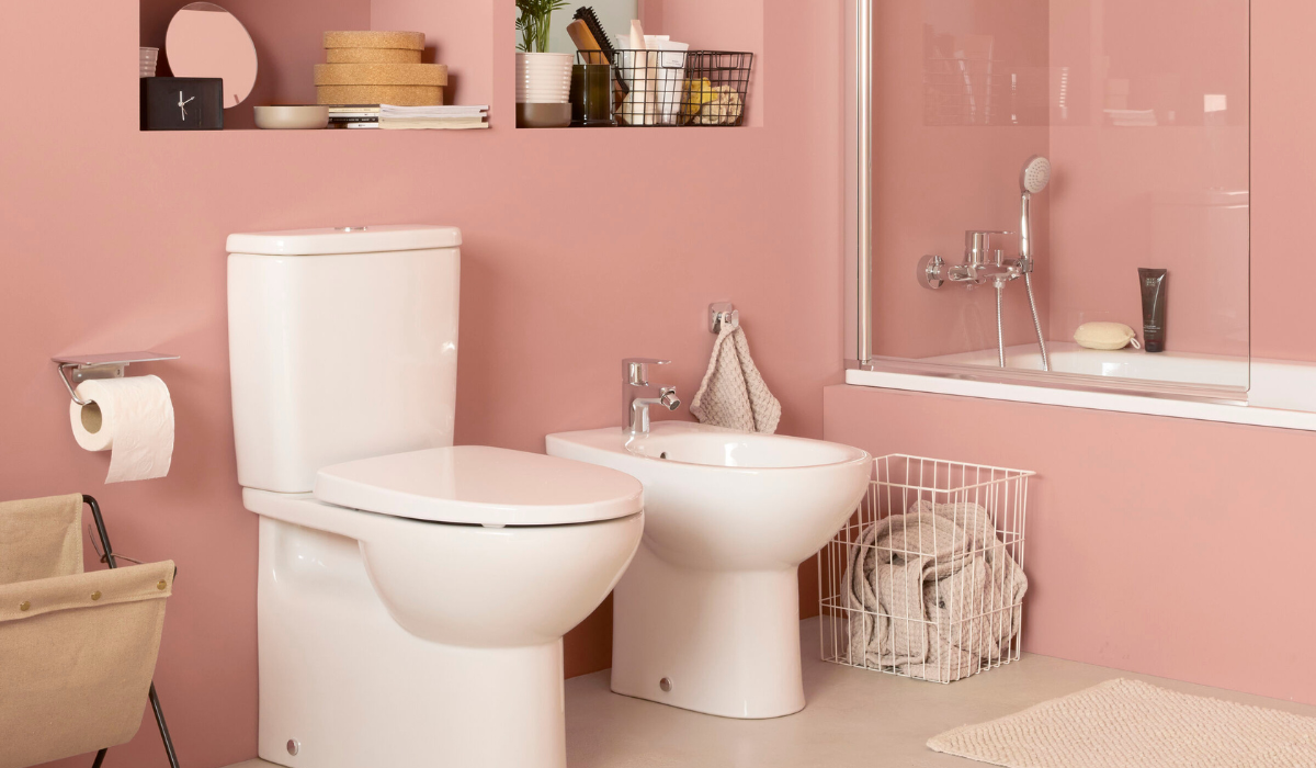  Kompakt WC i bidet Roca Victoria w nowoczesnej łazience z różowymi ścianami