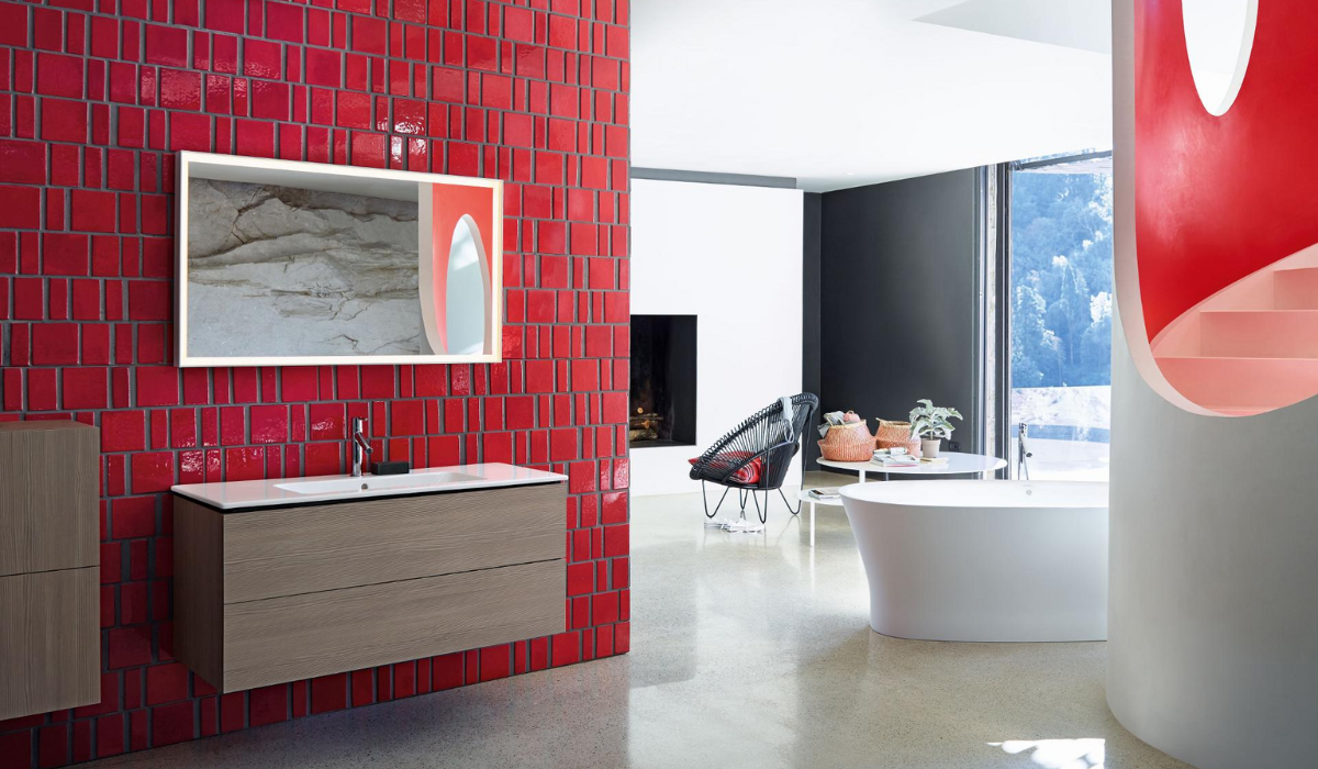 Seria Duravit Starck – designerska łazienka z czerwoną mozaiką Nowoczesna łazienka z czerwoną mozaiką ścienną, wiszącą szafką z umywalką i wolnostojącą wanną, designerska aranżacja wnętrza – seria-duravit-starck