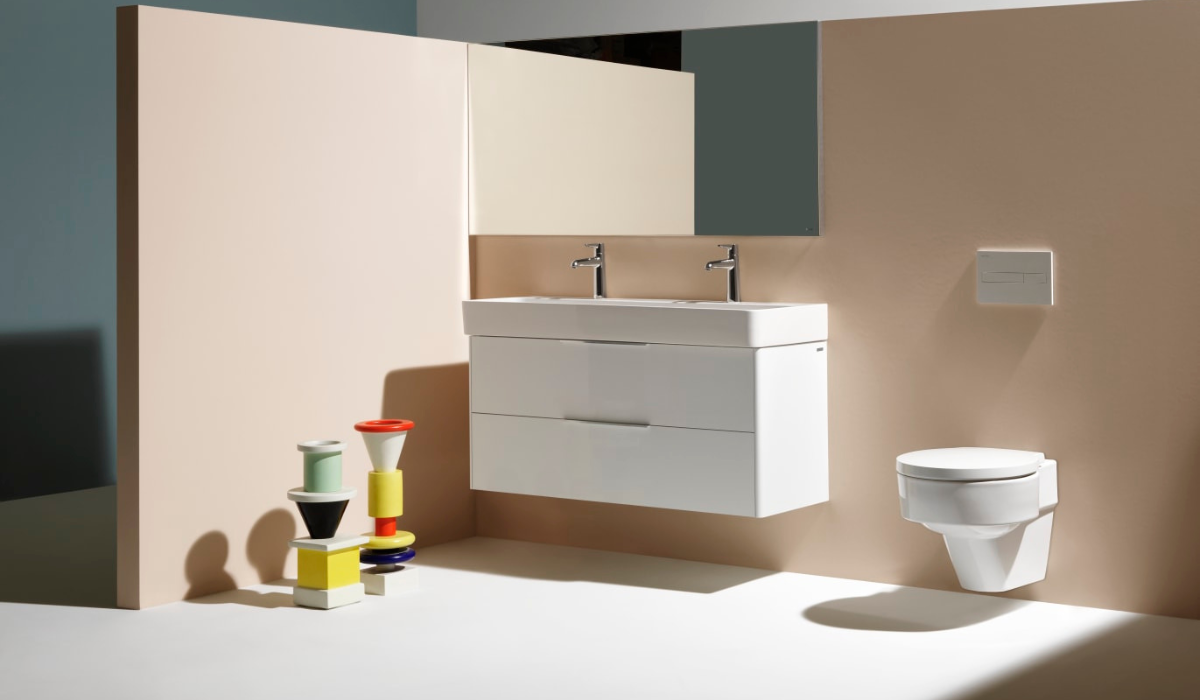 Minimalistyczna łazienka z ceramiką Laufen Base &ndash; podwieszana szafka z umywalką i miska WC
