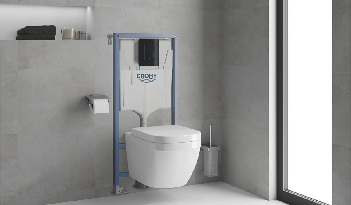 Stelaż podtynkowy Grohe z zamontowaną miską WC podwieszaną w nowoczesnej, jasnej łazience
