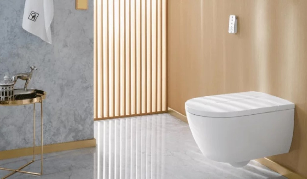 Toaleta myjąca Villeroy & Boch ViClean 200 z eleganckim pilotem zdalnego sterowania