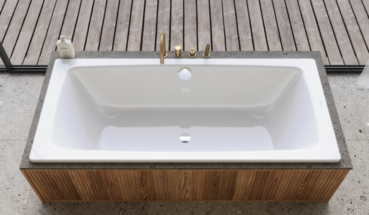 Nowoczesna wanna Cayono z obudową drewnianą i złotymi dodatkami Wanna prostokątna Cayono z elegancką obudową i złotą armaturą