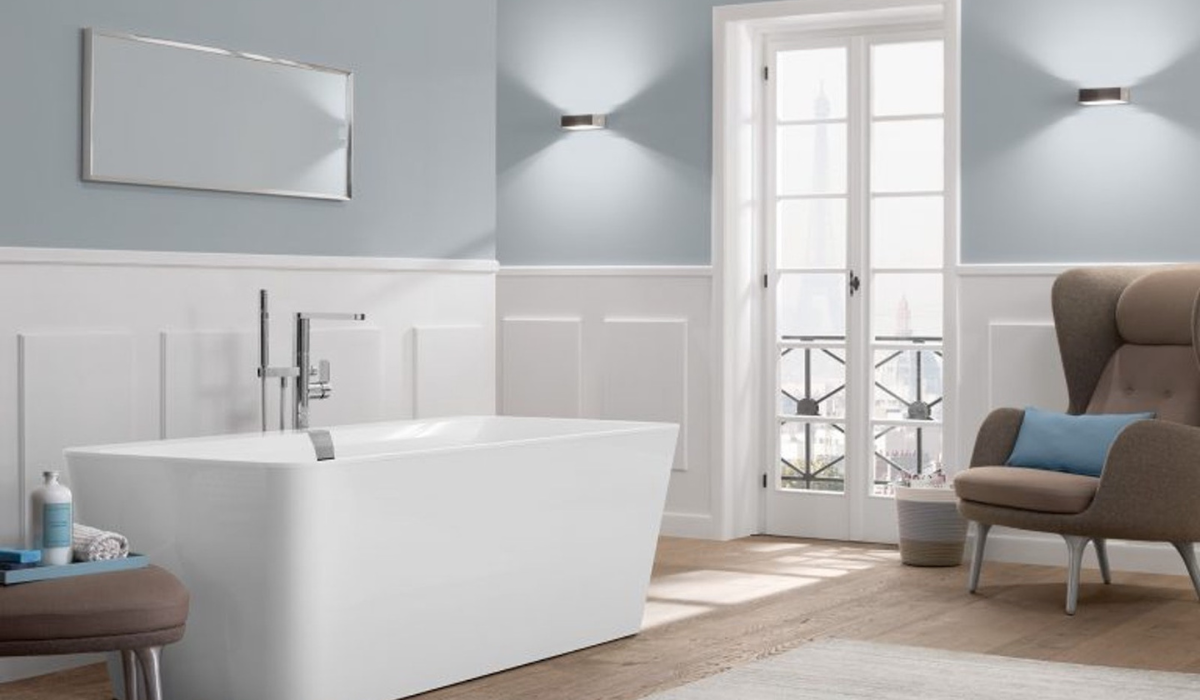 Wanna wolnostojąca Villeroy & Boch Squaro Edge w jasnej łazience w stylu modern classic