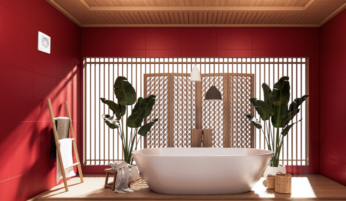 Łazienka w stylu spa z wanną wolnostojącą, roślinami i wentylatorem ściennym