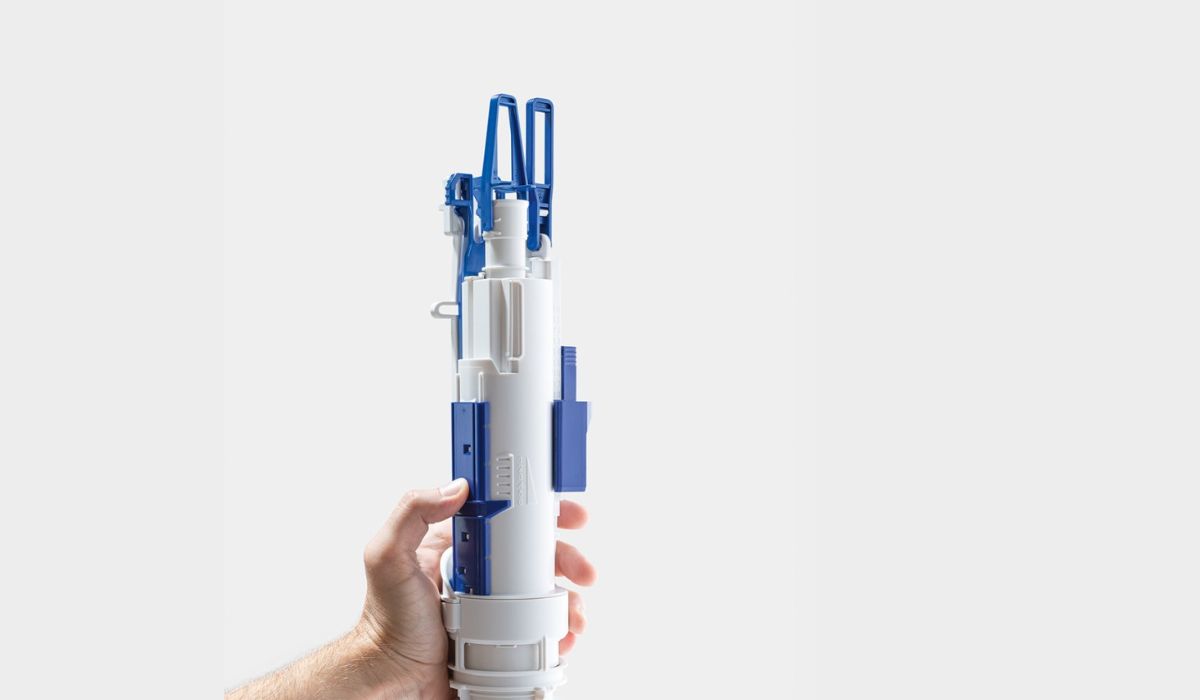 Zawór spustowy Geberit – niezawodny mechanizm do stelaży WC Zawór spustowy Geberit do stelaża WC, trzymany w dłoni, widok z profilu