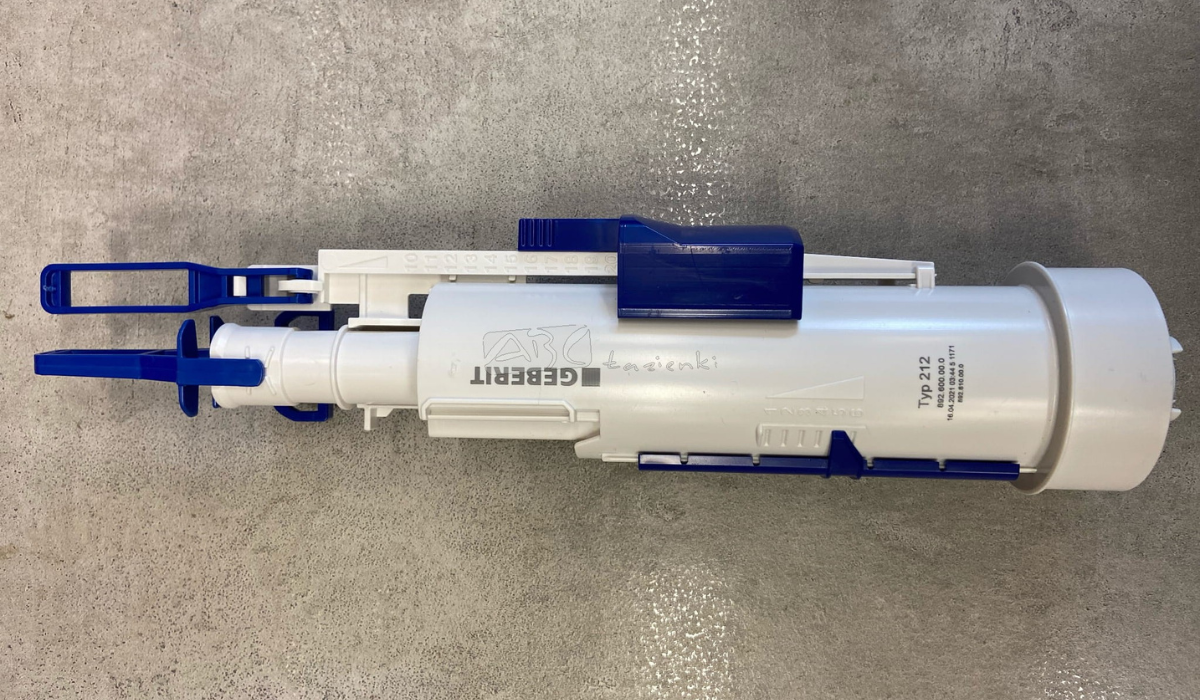 Geberit Typ 212 – zawór spustowy do stelaży WC w nowoczesnym systemie spłukującym Zawór spustowy Geberit Typ 212 leżący na betonowej posadzce, widok z góry