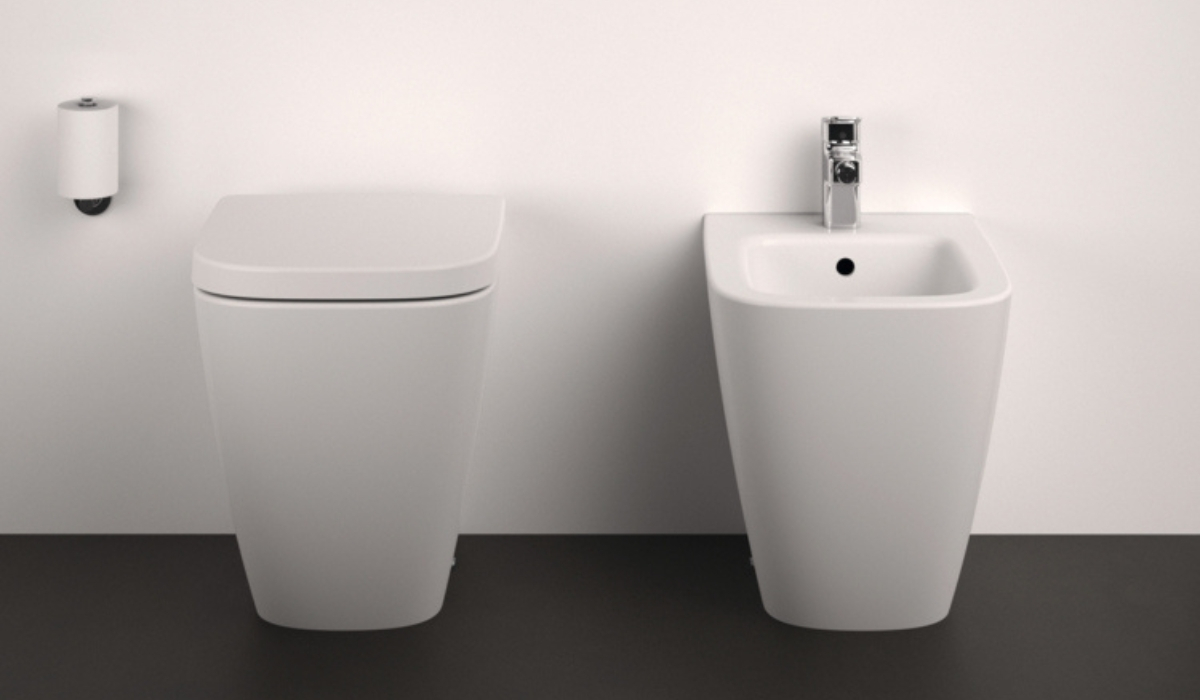 Nowoczesna miska WC i bidet stojący w minimalistycznej łazience