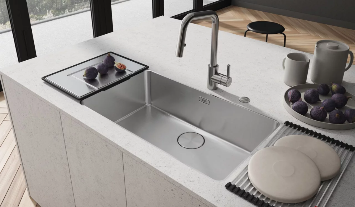 Zlewozmywak podwieszany Franke ze stali szlachetnej zamontowany w jasnym blacie