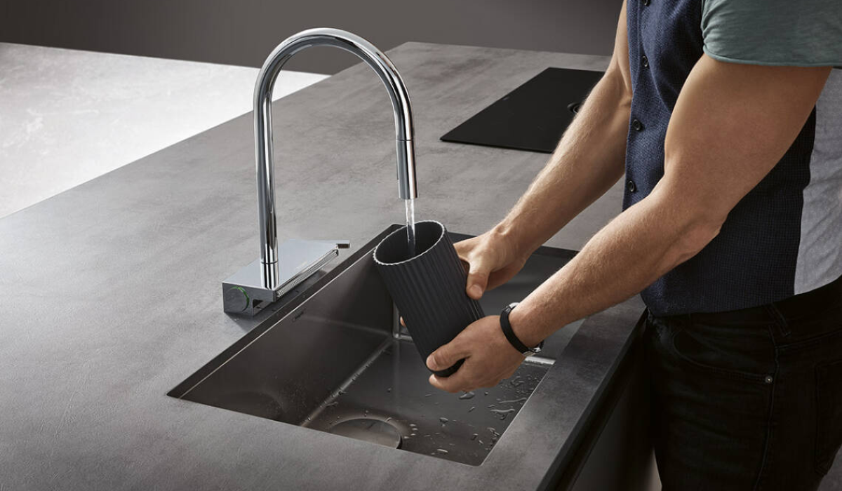 Zlewozmywak podblatowy Hansgrohe ze stali szlachetnej pod nowoczesną wylewką