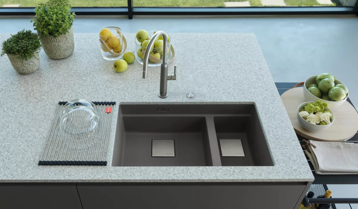 Szary zlewozmywak podwieszany Franke 1.5 komory z akcesoriami w kamiennym blacie.
